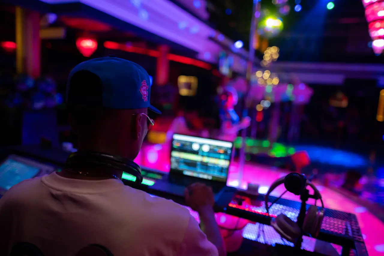 International DJs - Image 9